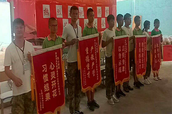 志华学校2017年上半年毕业学员代表送给学校老师的锦旗