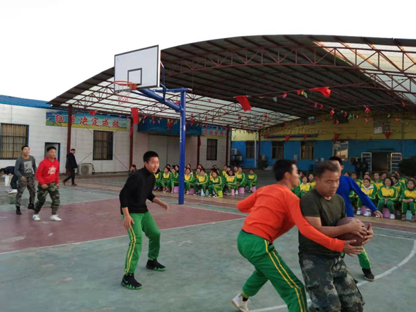 怎么教育叛逆孩子学校进行打篮球师生联谊会