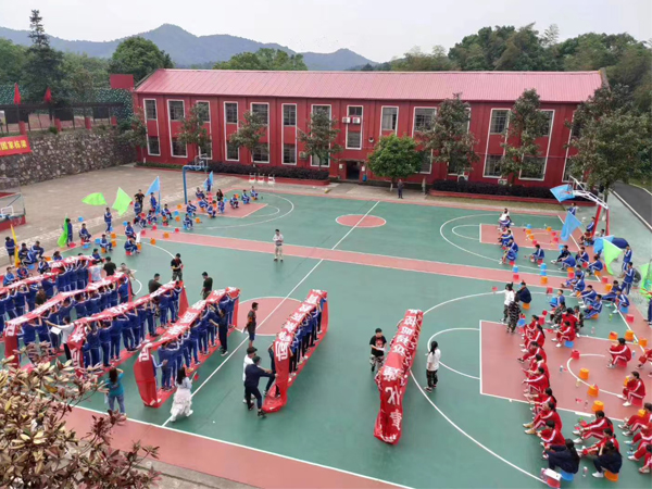 湖南湘潭戒网瘾学校老师组织孩子们进行风火轮的素质拓展