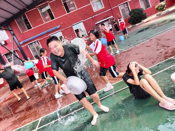 湖南益阳叛逆孩子学校师生进行泼水活动